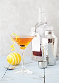 Wodka-Martini mit Rosinen, Zimt, Muskatnuss, Apfel und Zitrone