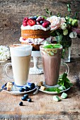 Caffe Latte mit Heidelbeeren und heiße Schokolade mit Minze