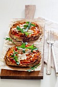 Selbstgemachte Blumenkohl-Pizza mit Kürbis und Rauke, vegetarisch und glutenfrei