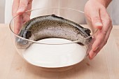 Frischen Fisch in Glasschüssel mit Abtropfmöglichkeit aufbewahren