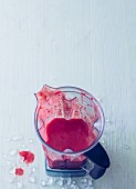 Roter Beeren-Mocktail im Standmixer