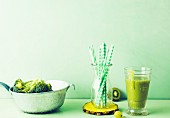 Grüner Brokkoli-Ananas-Drink mit Kiwi und Trauben