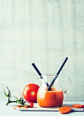 Kurkuma-Tomaten-Drink mit Mineralwasser