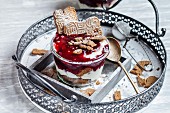 Weihnachtliches Dessert mit Spekulatius, griechischem Joghurt und Cranberry-Kompott