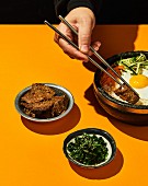 Bibimbap (Bunte Reisschale mi Rindfleisch, Gemüse und Spiegelei, Korea)