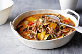 Quick and easy casserole with minced beef and yellow pepper