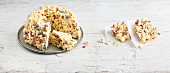 Popcorn-Cake mit Marshmallows und bunten Schokolinsen
