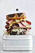 Pastrami-Sandwich mit Cheddar, Krautsalat und Gewürzgurken