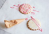Decorating biscuits with icing