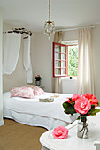 Kamelienstrauß im Schlafzimmer im französischen Stil