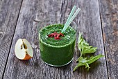 A green smoothie with apple and goji berries