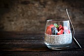 Chiapudding mit Beeren im Glas