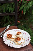 Blinis (russische Pfannkuchen aus Buchweizenmehl) serviert mit Sauerrahm, Walnüssen und gebratenen Waldpilzen