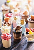 Verschiedene Mini-Desserts in Gläsern