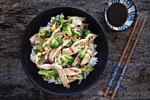 Pfannengebratener Tintenfisch mit Brokkoli und Chili auf Reis (Asien)