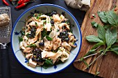 Gebratene Reisnudeln mit Tofu, lila Brokkoli, Thaibasilikum, Chili und Austernpilzen (Asien)