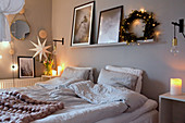 Gemütlich beleuchtetes Schlafzimmer in Grau mit Weihnachtsdeko