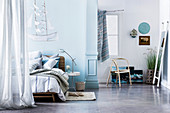 Maritim eingerichtetes Schlafzimmer mit hellblauen Wänden