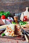 Blini-Lasagne mit Hackfleisch, Tomatensauce und Käse
