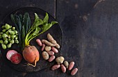 Stillleben mit Gemüse (Kartoffeln, Gelbe Bete, Grünkohl, Rosenkohl)