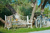 Zwei Fahrräder neben einer romantischen Metallbank
