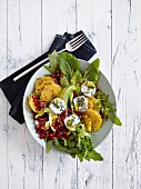 Salat mit Mangold, Rucola, Orangen, Granatapfelkernen und Ziegenfrischkäse - 'Grünes Juwel'