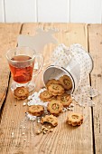 Caramel flowers: flower shaped Christmas biscuits