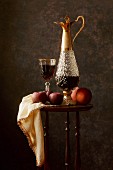 Stillleben im Stil der Alten Meister mit Früchten und Rotwein in Glas und Karaffe