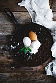 Eier, Mehl und Schokoladentropfen auf Crepeeisen (Aufsicht)