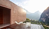 Sonne strahlt hinter dem Berg auf den Balkon des Architektenhauses