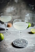 Cocktail mit Gin, Limette und Zuckersirup
