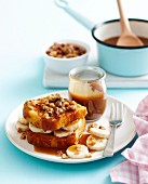 Sandkuchenscheiben mit Bananen, Salzkaramellsauce und Walnüssen