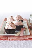 Eis-Cupcakes mit Buttercremetopping und Zuckerstreuseln