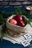 Rote Äpfel in einem Jutesack (weihnachtlich)