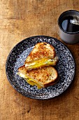 Gegrillte Sandwiches mit Ei und Käse