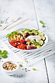 Caesar Salad Bowl mit Spiralnudeln und Gemüse