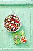 Rote-Bete-Blätter-Salat mit Erdbeeren und Frischkäse