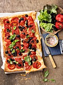 Tomatenkuchen vom Blech mit Oliven und Basilikum
