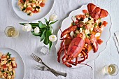 Lobster mit Rigatoni auf frühlingshaftem Tisch (Aufsicht)