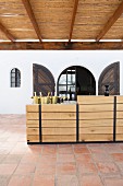 Weinprobe auf der überdachten Terrasse mit rustikaler Bar