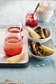 Erdbeer-Champagner-Cocktail dazu Artischocken mit Pecorino
