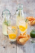Zitronen-Rosmarin-Limonade mit Zitronengras dazu Gemüse im Teigmantel mit Minzsauce