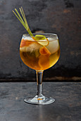 Fruchtiger Cocktail mit Zitronengras