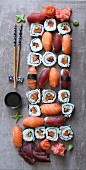 Verschiedene Sushi mit Wasabi, Ingwer und Sojasauce