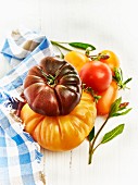 Bunte Tomaten mit Salbei und Thymian
