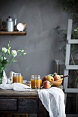 Hausgemachte Pfirsichmarmelade auf rustikalem Holztisch