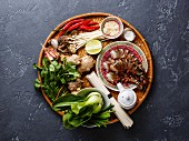 Zutaten für die asiatische Küche: Garnelen, Udonnudeln, Pilze, Gemüse und Gewürze
