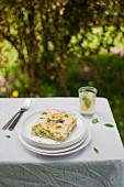 Gemüselasagne mit Basilikumpesto, Bechamelsauce, Parmesan und Mozzarella