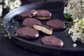 Vegane Kekse mit dünner Johannisbeergelee-Schicht, umhüllt mit Zartbitterschokolade