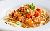 Nahaufnahme von Bolognese-Sauce auf Spaghetti